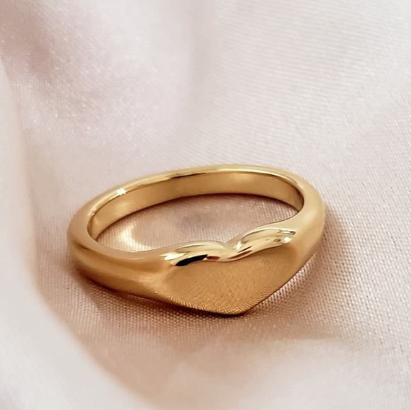 NEW Gold Heart Shape Signet Ring Size 6 - Picture 5 of 8